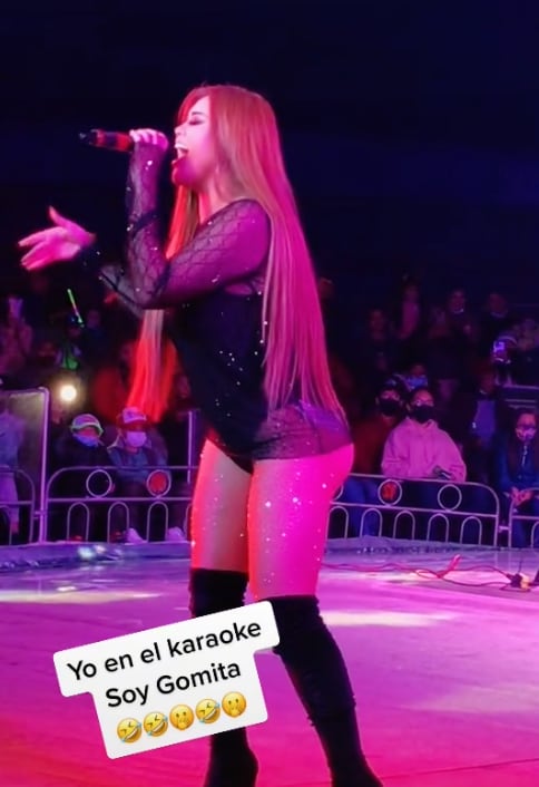 Gomita cantando