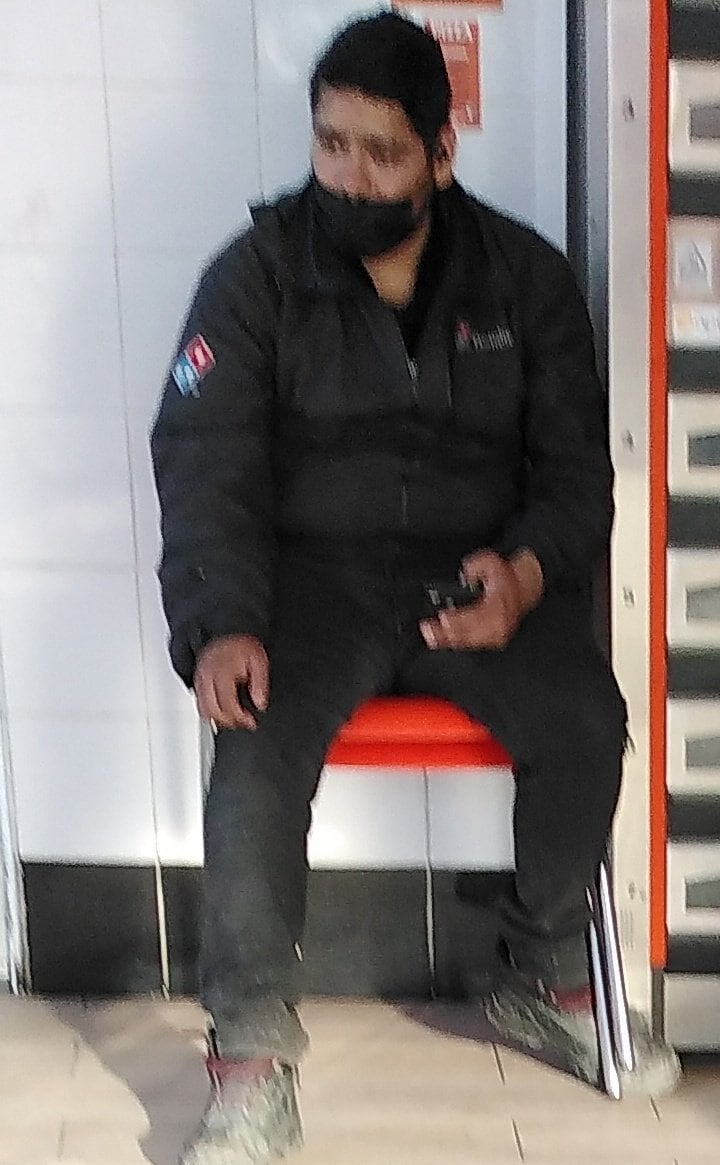 Repartidor de Domino’s Pizza visita sucursal de Little Caesars