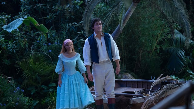Jonah Hauer-King como el Príncipe Eric y Halle Bailey como Ariel en el live-action de La Sirenita