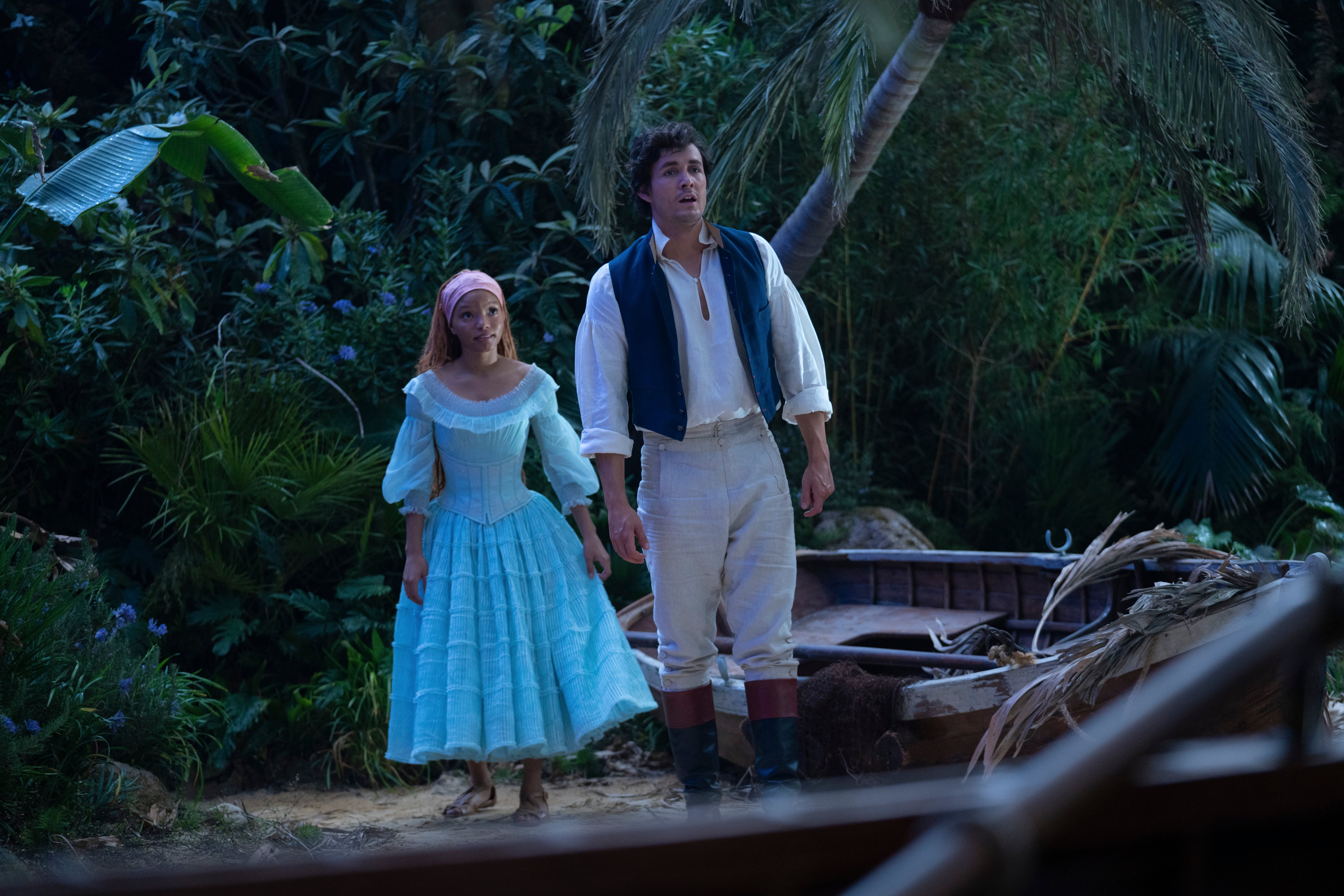 Jonah Hauer-King como el Príncipe Eric y Halle Bailey como Ariel en el live-action de La Sirenita