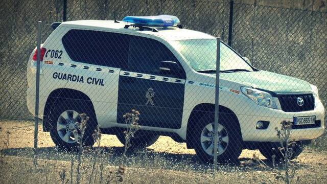 Automóvil de la Guardia Civil española. Mexicana detenida.