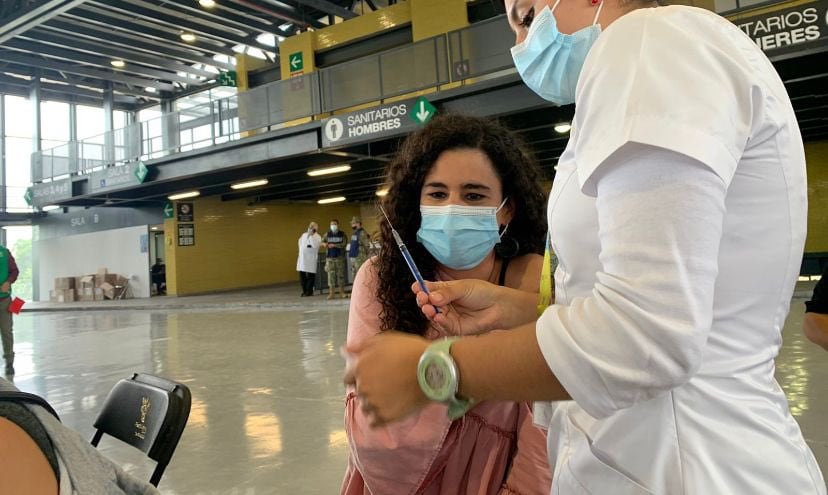 Luisa María Alcalde recibe vacuna