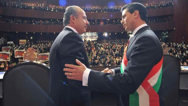 Felipe Calderón y Peña Nieto durante su toma de protesta en 2012