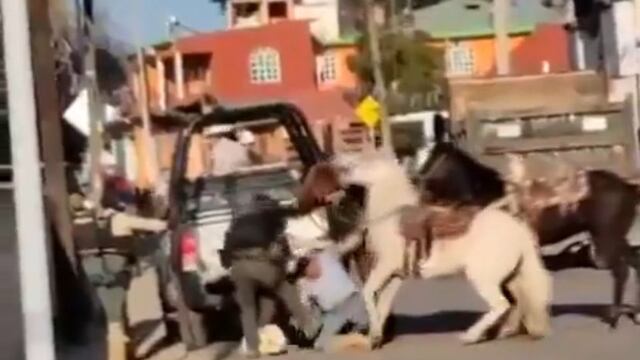 Policías patean a jinete en Huayacocotla