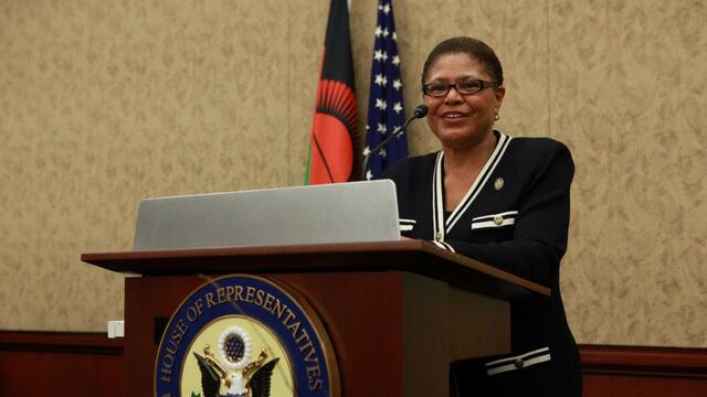 ¿Quién es Karen Bass?