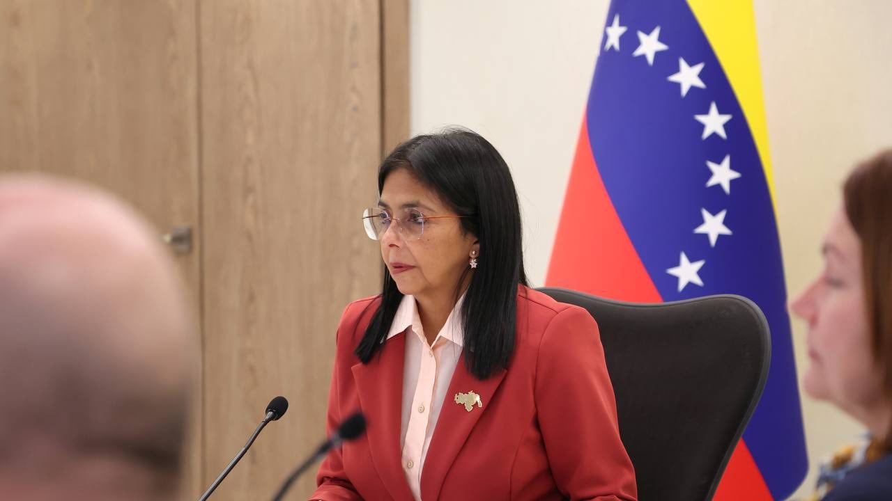 Maduro cae, el régimen negocia