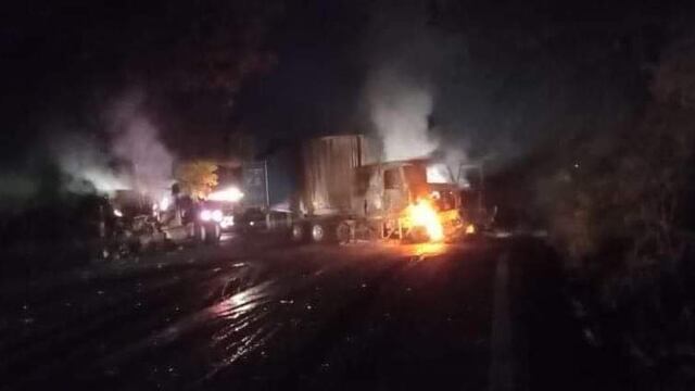 Incendian camiones en Uruapan, Michoacán
