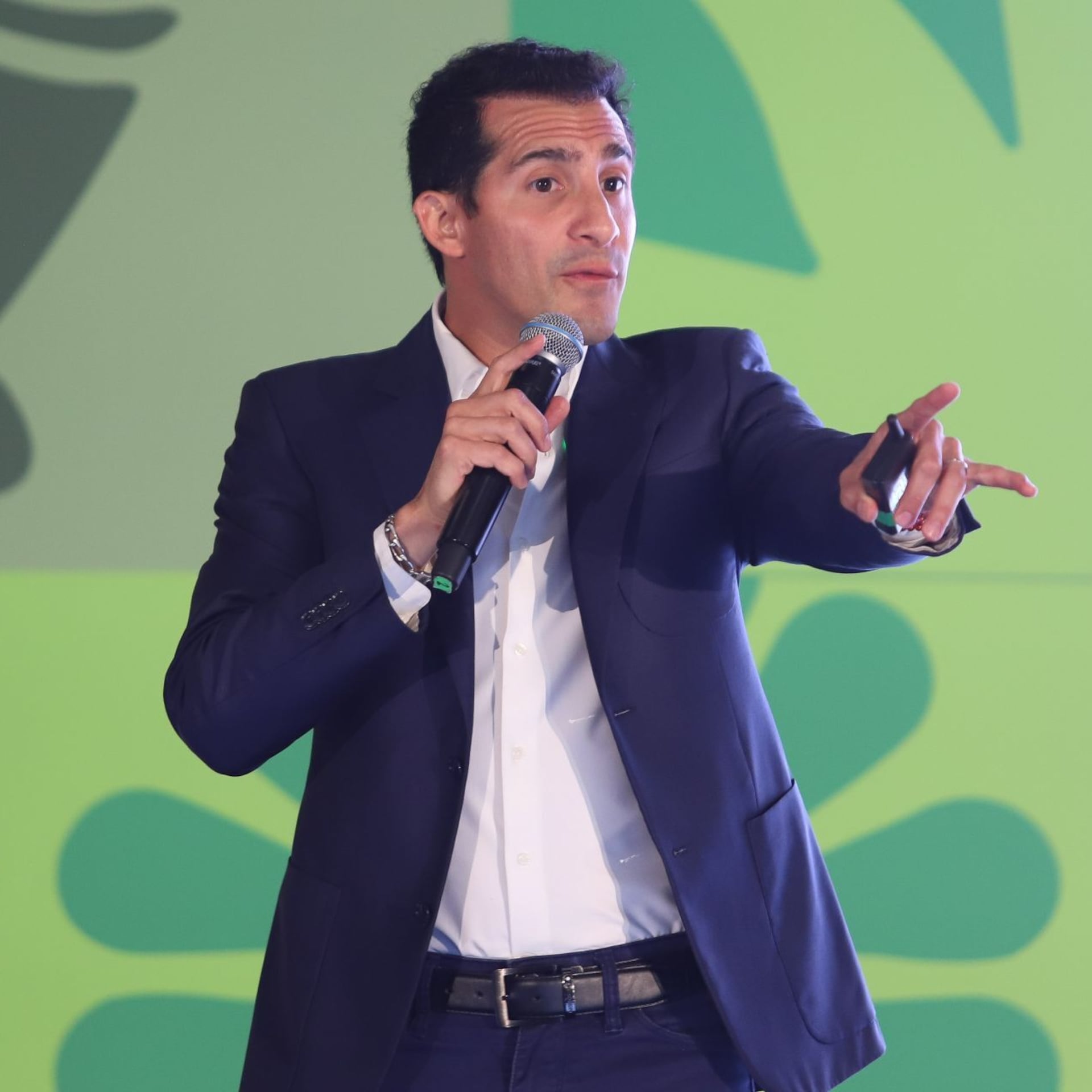 Rommel Pacheco ofrece becas a atletas de Dakar 2026 tras señalamientos del COM