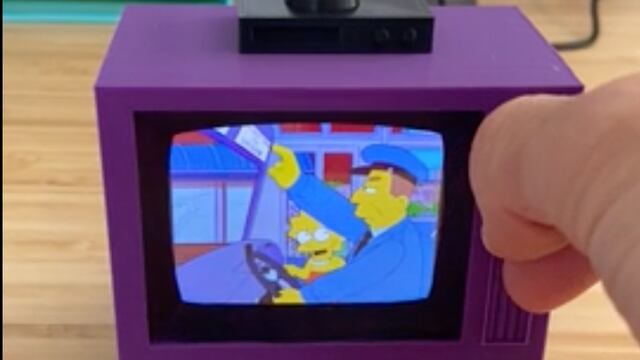 Réplica en miniatura del televisor de 'Los Simpson'