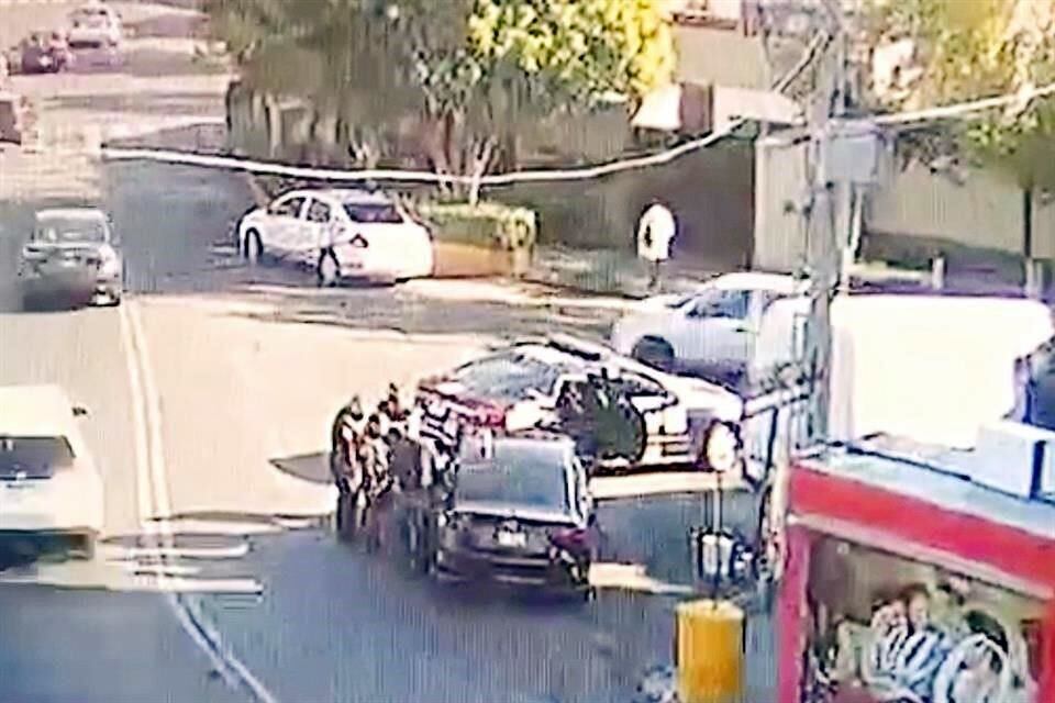 Momento en que los policías de CDMX detienen el auto de Jacobo