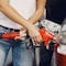 ¿Por dinero o por litros? Te decimos qué es mejor al cargar gasolina