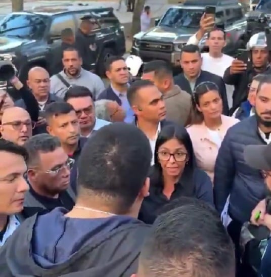 Estudiantes se enfrentan a Delcy Rodríguez por liberación de presos políticos en Venezuela