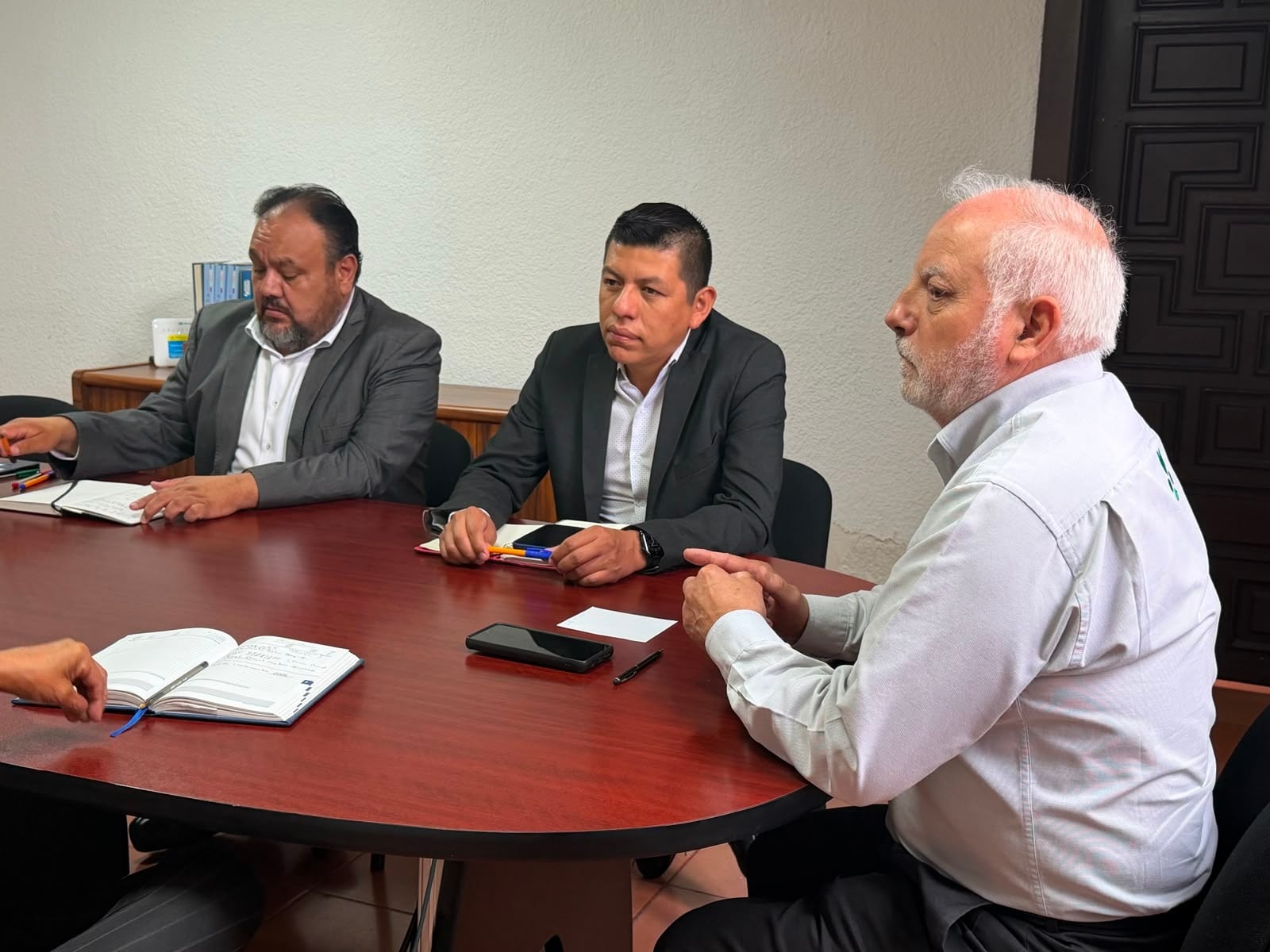 La Oficialía Mayor inició mesas de trabajo para analizar la viabilidad de un aumento salarial a custodios penitenciarios.