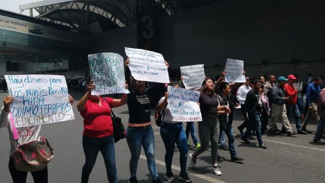 Padres y madres de familia bloquearon accesos al AICM este lunes 26 de agosto en demanda de los medicamentos.