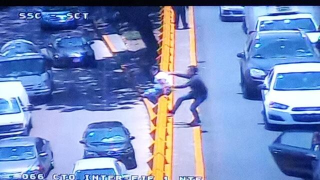 Automovilista evita que mujer se arroje de puente