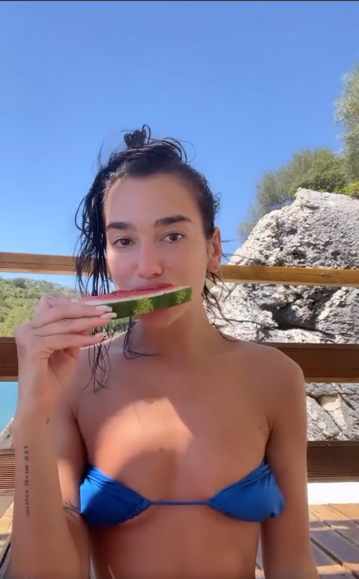 VIDEO: Dua Lipa nos enseña cómo se come sandía con chile tajín
