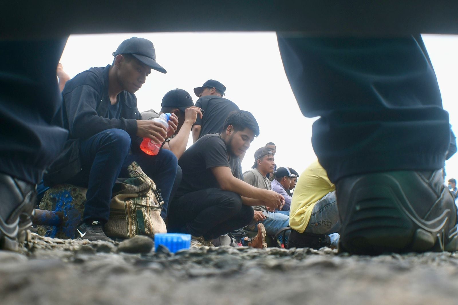 Encuentran más de 250 migrantes hacinados en tráiler en Veracruz