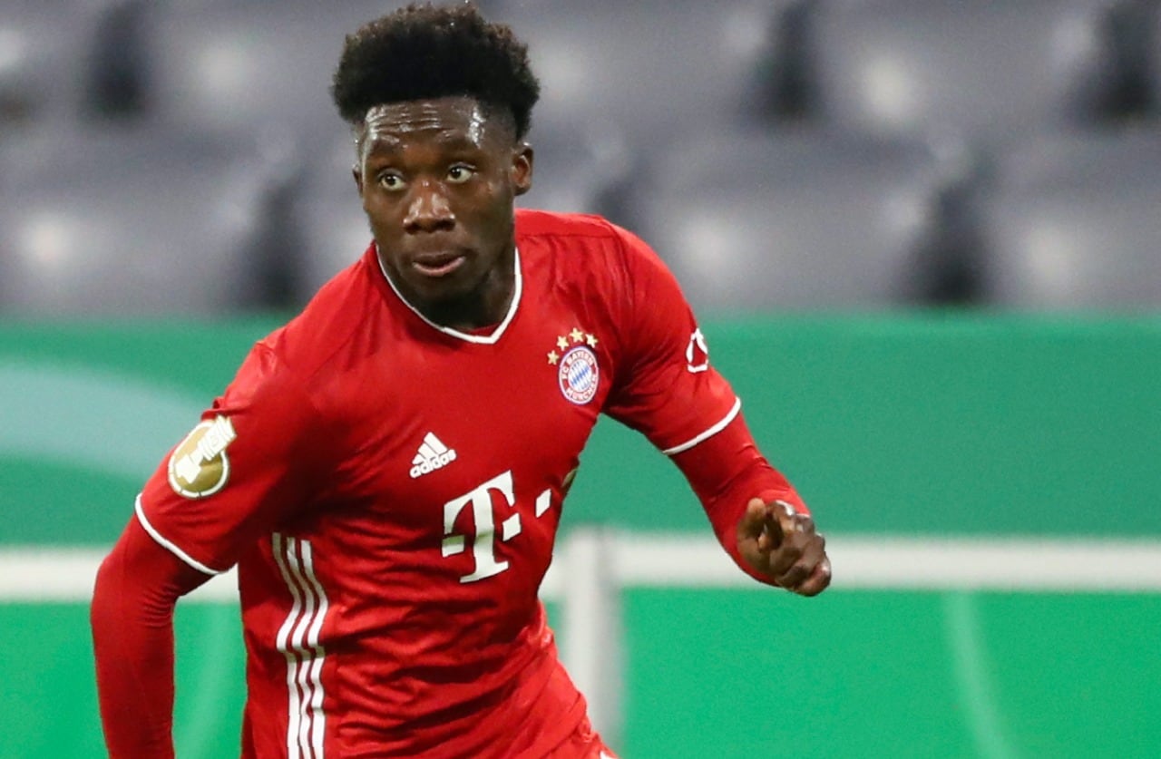 El lateral canadiense Alphonso Davies del Bayern Munich de Alemania