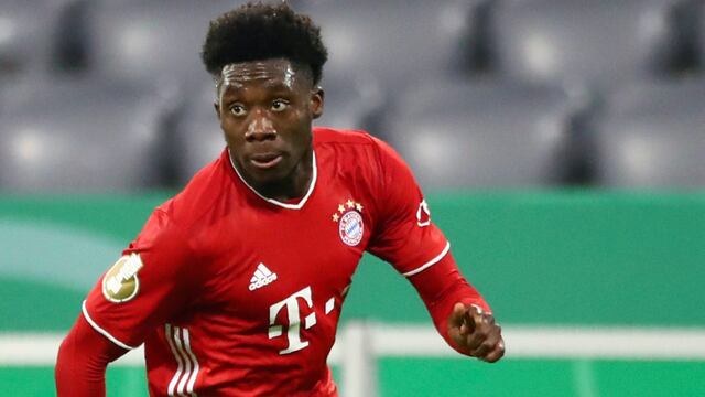 El lateral canadiense Alphonso Davies del Bayern Munich de Alemania