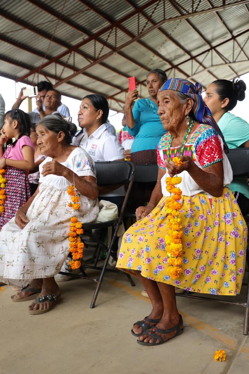 Julio Menchaca supervisa ayuda comunitaria en los municipios de Xochiatipan, Huautla y Atlapexco.