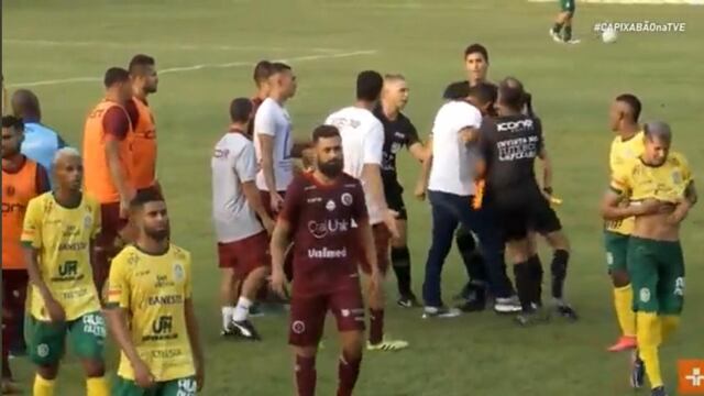 Rafael Soriano, entrenador brasileño, soltó un cabezazo a una abanderada en pleno partido.