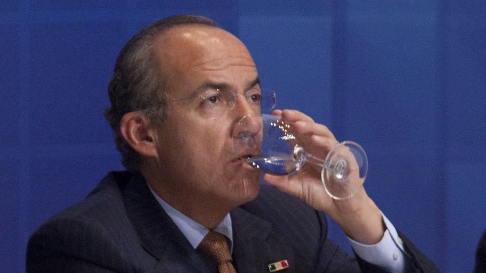 Felipe Calderón critica a AMLO y Beatriz Gutiérrez por aguinaldo de funcionarios