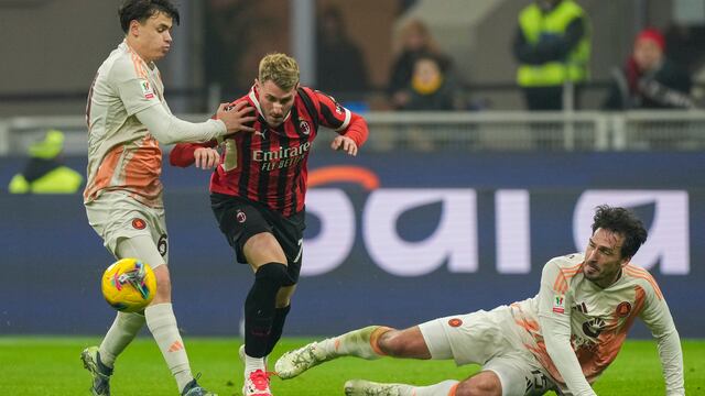 Santiago Giménez en el AC Milan vs Roma.