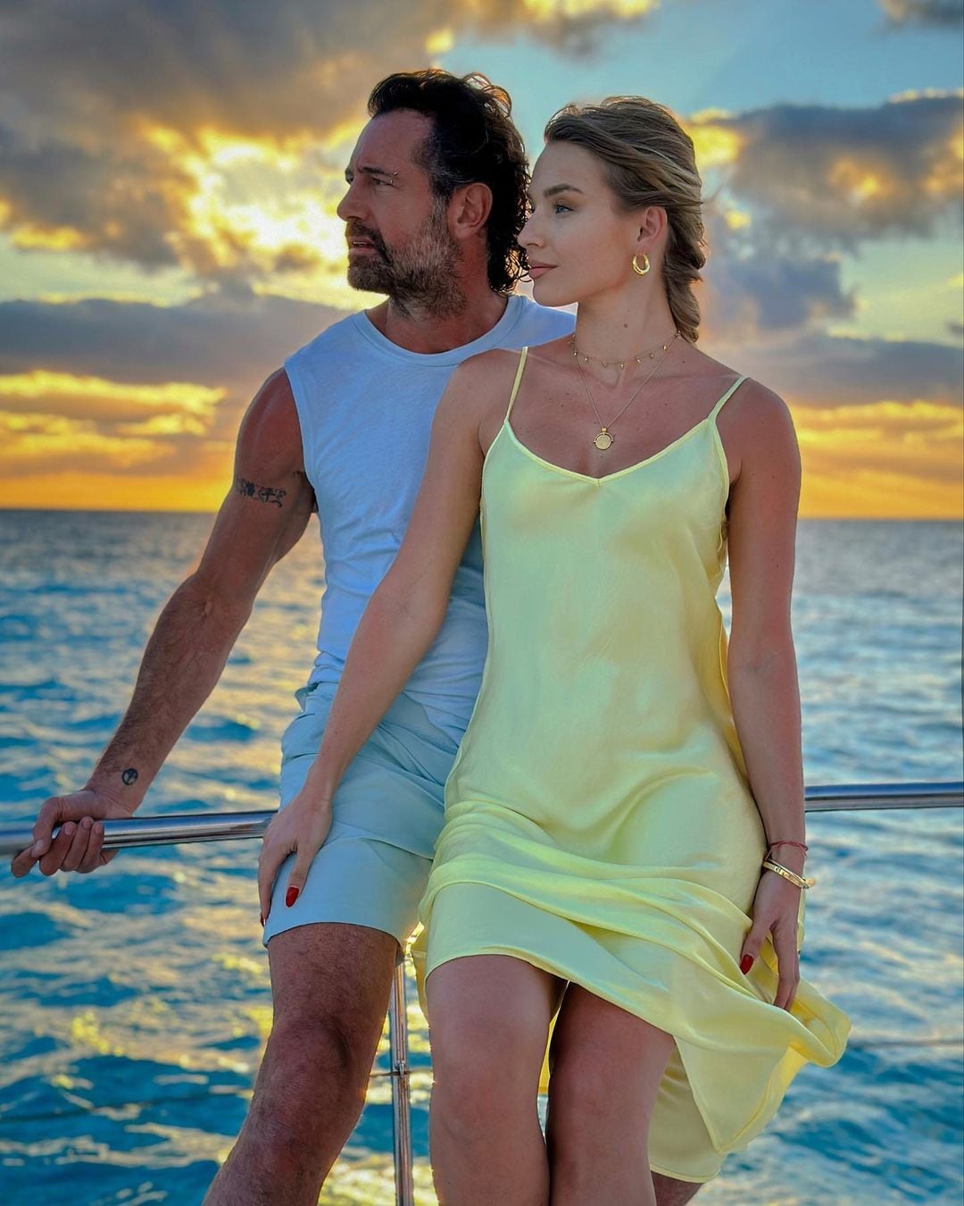 Irina Baeva y Gabriel Soto en romántica foto frente al mar