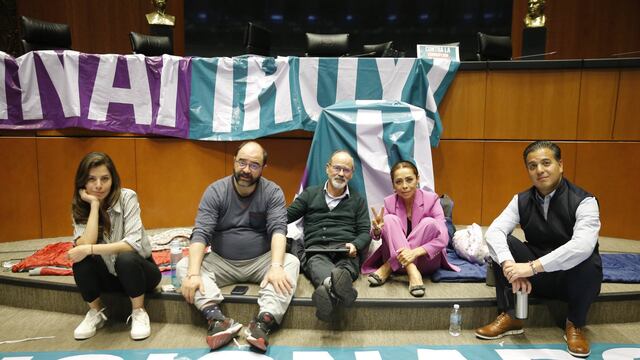 Algunos legisladores que pasaron la noche en la tribuna del Senado