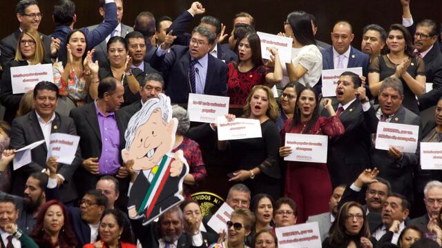 Ricardo Monreal ofreciendo el posicionamiento de Morena desde la Tribuna de la Cámara de Diputados.