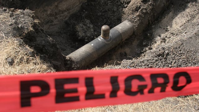 Una toma clandestina de hidrocarburos.
