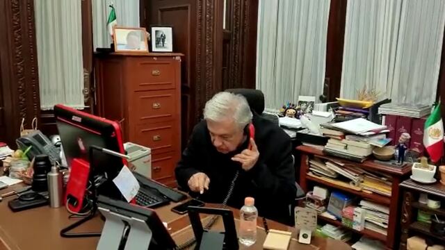 Escritorio desordenado de AMLO