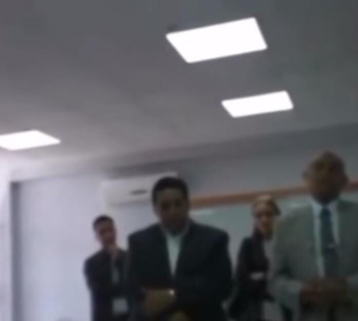 Suspenden examen profesional por no presentarse en traje