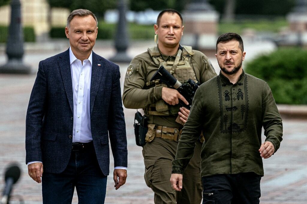 Andrzej Duda, presidente de Polonia, junto con Volodímir Zelenski, presidente de Ucrania (Photo by Dimitar DILKOFF / AFP)