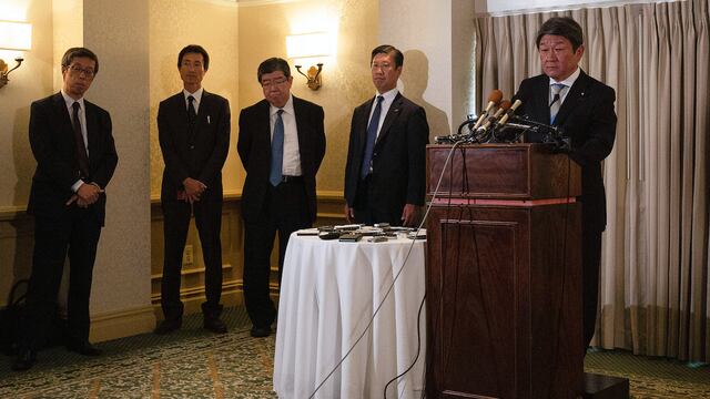 Autoridades japonesas en conferencia de prensa.