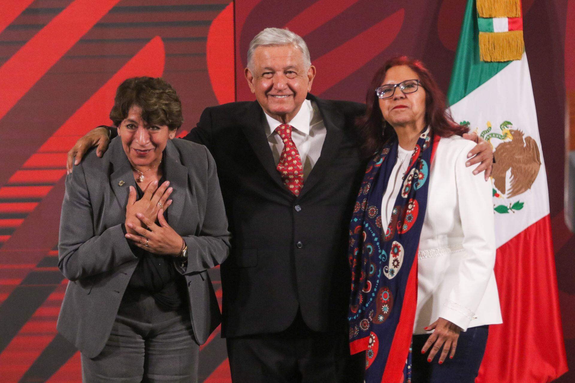 AMLO posó junto a Delfina Gómez y Leticia Ramírez