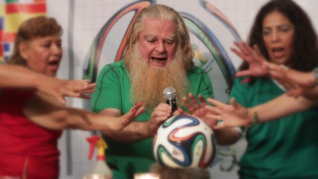 El Brujo Mayor toca la pelota.