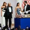 VIDEO: Donald Trump baila con una espada junto a Melania Trump durante celebración por inicio de su presidencia en Estados Unidos