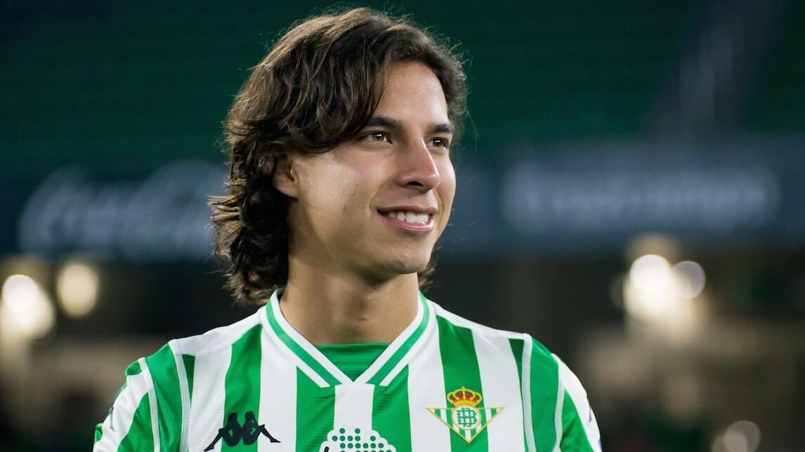 Diego Lainez en su presentación con el Betis.