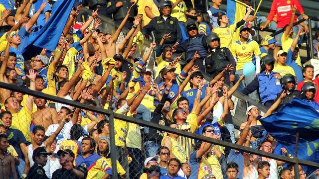 La hinchada azulcrema.