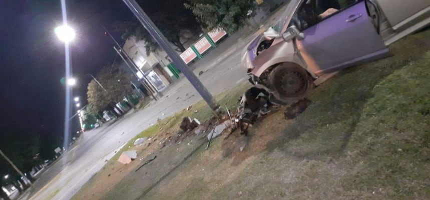 Choca contra un poste