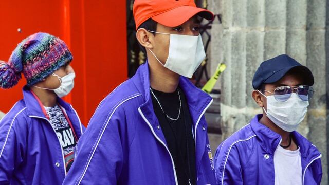 Personas con cubrebocas en CDMX.