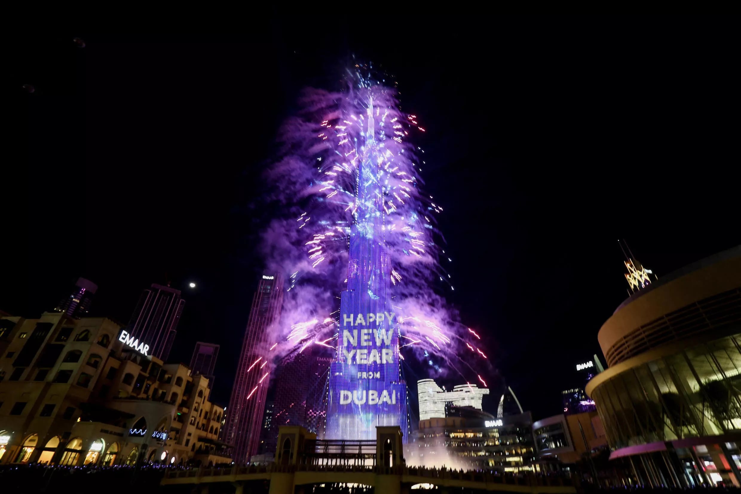 Dubái se iluminó con fuegos artificiales