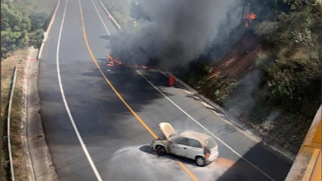 Sujetos armados incendiarion varios vehículos.