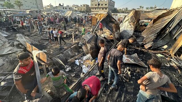 Tiendas de campaña destruidas en el ataque contra un campamento para desplazados las instalaciones del hospital de Al Aqsa, en el centro de la Franja de Gaza.