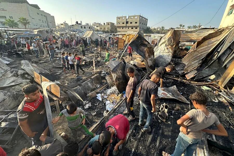 Tiendas de campaña destruidas en el ataque contra un campamento para desplazados las instalaciones del hospital de Al Aqsa, en el centro de la Franja de Gaza.