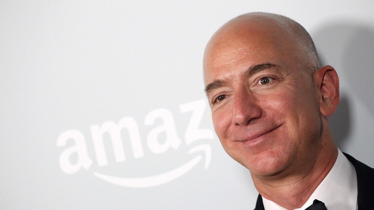 Jeff Bezos recibe el Año Nuevo con un excéntrico look (FOTO)