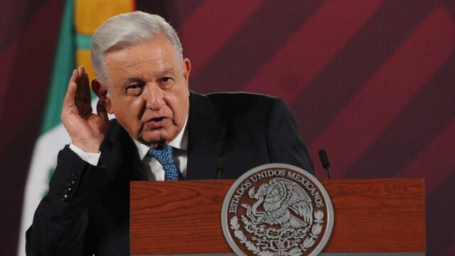 Andrés Manuel López Obrador ante la pregunta del secuestro y posible asesinato de cinco jóvenes en Jalisco hizo como que no escuchaba y prefirió contar un chiste