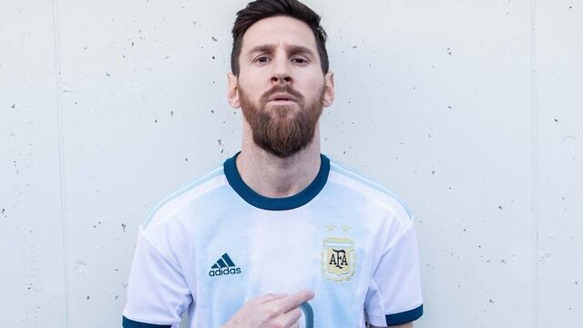 Messi posó con la nueva camiseta albiceleste