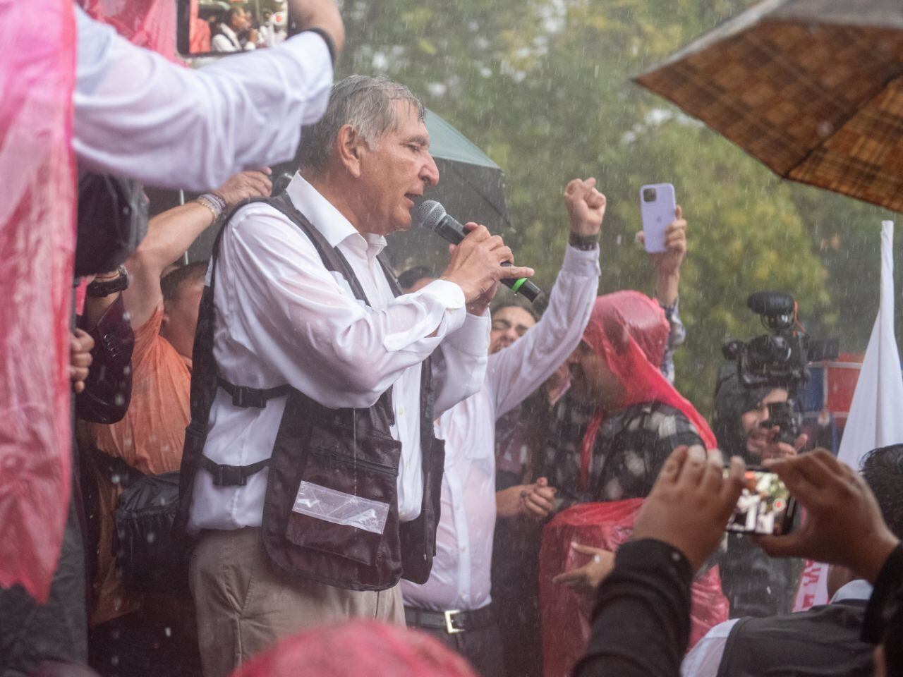 Adán Augusto López bajo la lluvia